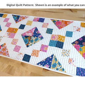 Może przedstawiać: Biały pikowany bieżnik stołowy z geometrycznym wzorem, w którym znajdują się kolorowe kwadraty z kwiatowymi tkaninami. Bieżnik wykonany jest z różnych tkanin w odcieniach różowego, niebieskiego, żółtego i pomarańczowego. "Digital Quilt Pattern: Shown is an example of what you can make." jest napisane na górze obrazu.