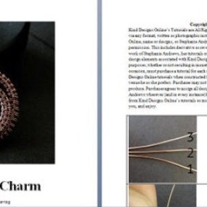 K&ouml;nnte beinhalten: Nahaufnahme eines inneren Uhr-Anh&auml;ngers aus Kupferdraht. Der Anh&auml;nger besteht aus Draht, der zu einem detaillierten Design verwoben wurde. Der Anh&auml;nger h&auml;ngt an einer silbernen Kette. Das Bild enth&auml;lt auch Anweisungen zur Herstellung des Anh&auml;ngers.