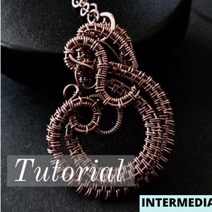 Pode incluir: Um pingente de arame cor de cobre com um design tecido e elementos circulares. A palavra "Tutorial" é exibida em texto branco. A palavra "Intermediate" é exibida em texto branco.
