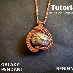 Könnte beinhalten: Kupferdraht umwickelter Anhänger mit einem galaxieartigen Stein. Der Anhänger ist an einer Kupferkette. Das Bild enthält den Text "Tutorial PDF Sofort-Download", "Galaxy Anhänger" und "Anfänger".