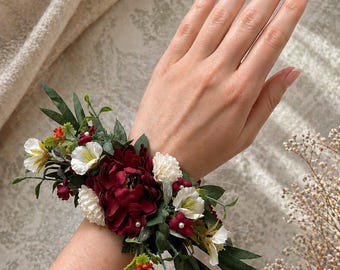 Bordeauxrode marsala polscorsage, dahlia eucalyptus bloemenarmband, boho-huwelijkscorsage, schoudertasje bruidsmeisje, rustiek bloemaccessoire
