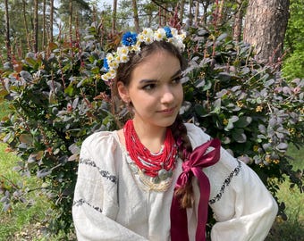 Ukrainische Blumenkranz mit Gänseblümchen und Kornblumen, Traditioneller Vinok Kopfschmuck