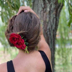 hair clip with red roses flowers,red rose hair clips,unforgettable hair accessory with red roses,bright red hair clip