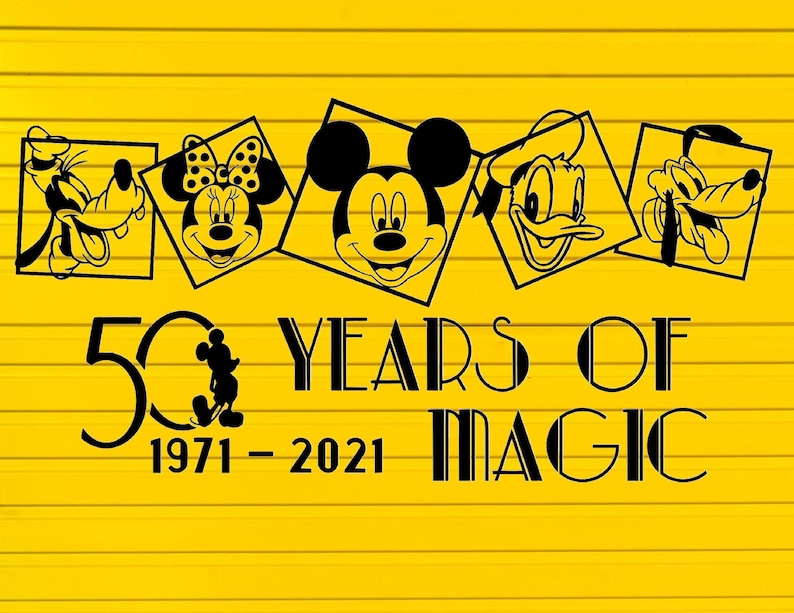 K&ouml;nnte beinhalten: Schwarze Grafik mit Micky Maus, Minnie Maus, Donald Duck, Goofy und Pluto. Der Text lautet "50 YEARS OF MAGIC 1971-2021" auf einem gelben Hintergrund mit horizontaler Holzmaserung.