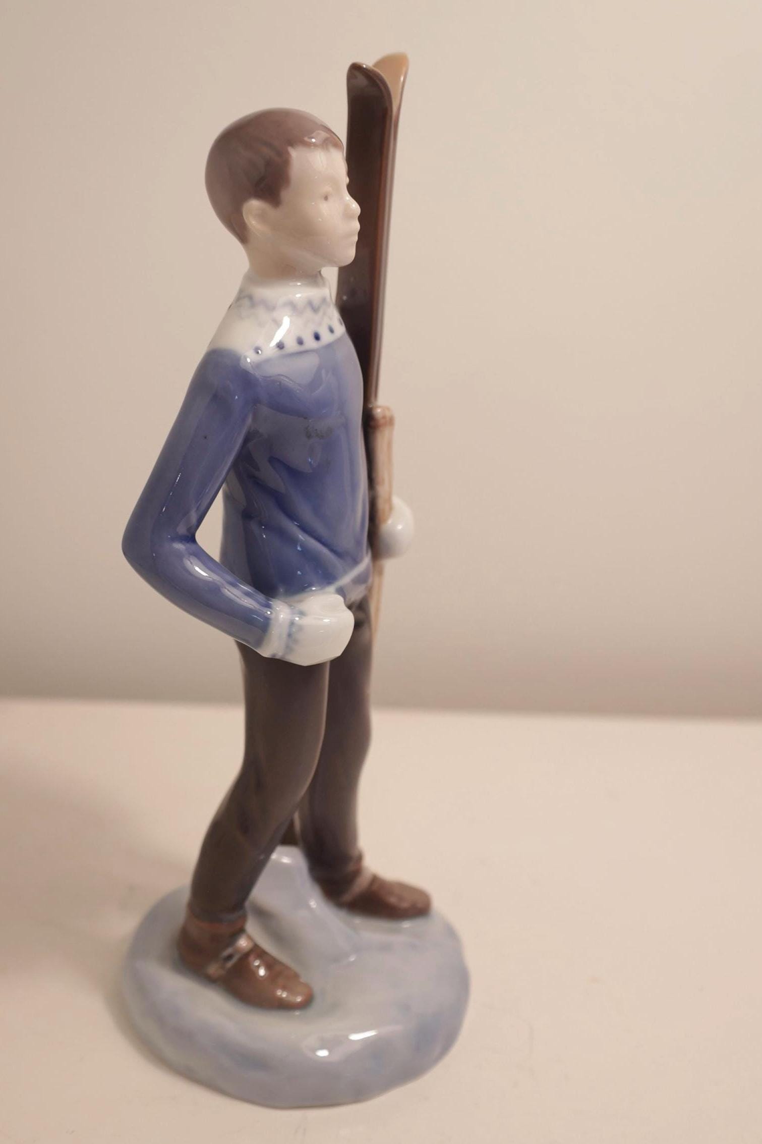 BG ビング＆グロンダールのフィギュア スキーを持つ少年 #2358 靴職人