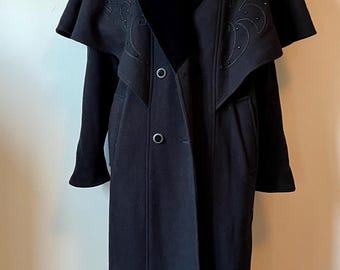 Płaszcz w stylu vintage, czarny wełniany płaszcz, płaszcz z aksamitnym kołnierzem, romantyczny płaszcz, haftowana peleryna, odzież wierzchnia w stylu kowbojskim, długi zimowy płaszcz w stylu western