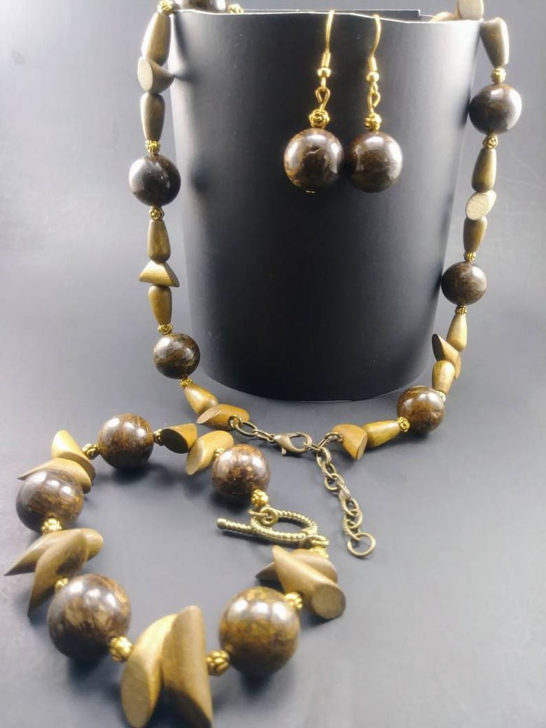 Elegant Bronzite /& Wood Necklace Set