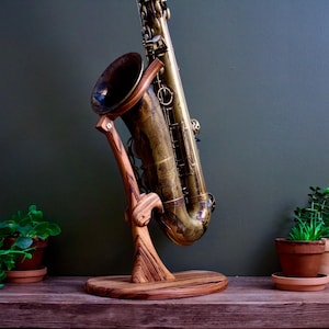 Regalos de saxofón para hombres, soporte de madera para saxofón, expositor para saxofón, soporte de suelo para saxofón alto, tenor y barítono, regalos para saxofonistas, soporte para saxofón