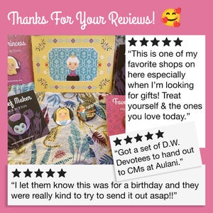Puede incluir: Una colecci&oacute;n de botones, alfileres y una caja decorativa coloridos con personajes de dibujos animados. La imagen incluye rese&ntilde;as de clientes con calificaciones de cinco estrellas y el texto "Thanks For Your Reviews!"