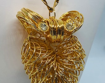 Lovely Vintage Gold Wire Sculptured Owl Necklace w/Rhinestone Eyes