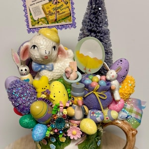 Puede incluir: Una taza de cerámica blanca con un asa negra y el texto "But First, Coffee" en negro y negrita. La taza está sobre una superficie de madera. La taza mide aproximadamente 10 cm de alto.