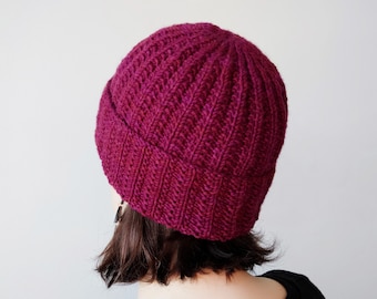 Cappello lavorato a mano in lana merino magenta - accessorio invernale regalo per donna