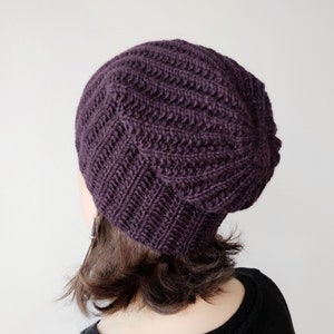 Gorro tejido a mano en lana merino violeta oscuro accesorio de invierno para regalo de mujer imagen 2