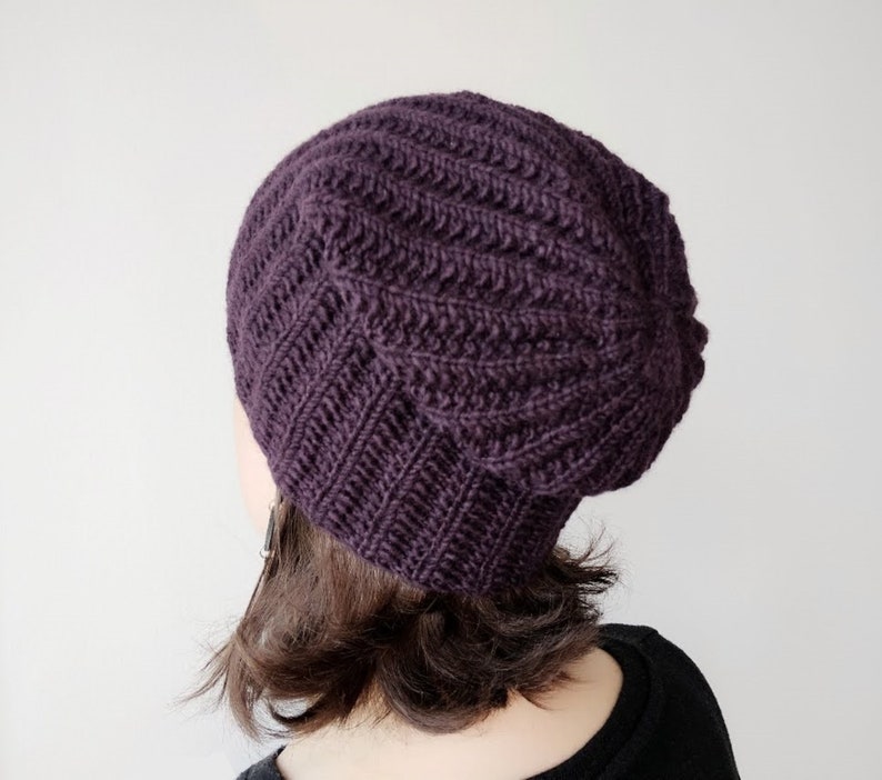 Gorro tejido a mano en lana merino violeta oscuro accesorio de invierno para regalo de mujer imagen 2