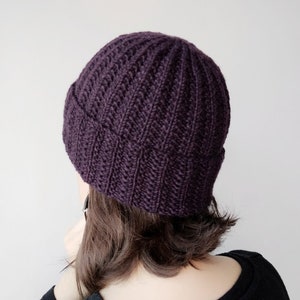 Gorro tejido a mano en lana merino violeta oscuro accesorio de invierno para regalo de mujer imagen 1