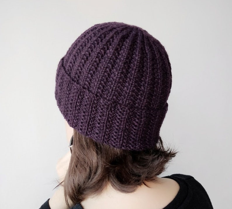 Gorro tejido a mano en lana merino violeta oscuro accesorio de invierno para regalo de mujer imagen 1