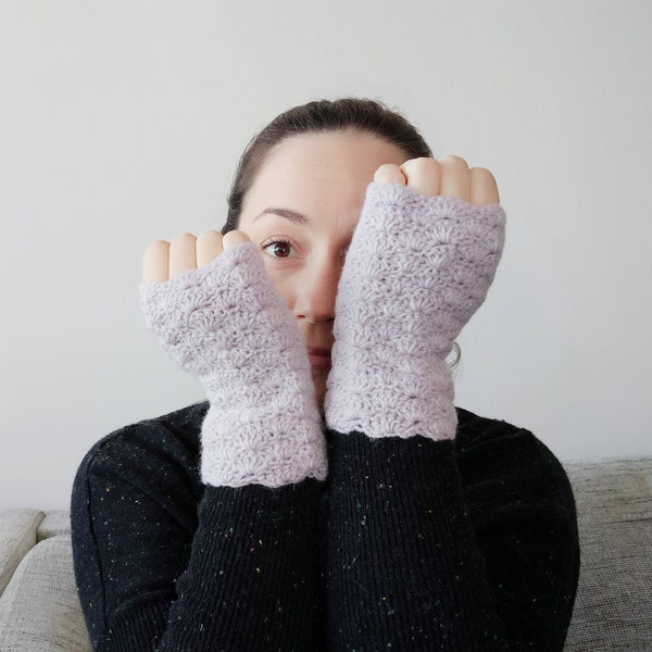 Gants sans doigts tricotés main en laine mérinos lilas clair, mitaines ou manchons sans doigts, accessoire tricoté fait main à offrir en cadeau