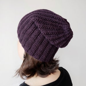 Gorro tejido a mano en lana merino violeta oscuro accesorio de invierno para regalo de mujer imagen 3