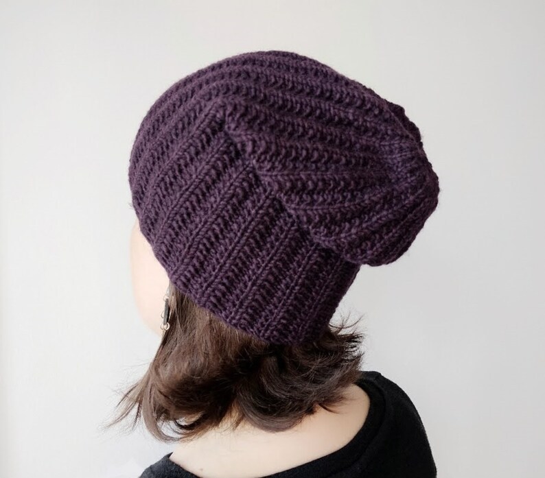 Gorro tejido a mano en lana merino violeta oscuro accesorio de invierno para regalo de mujer imagen 3