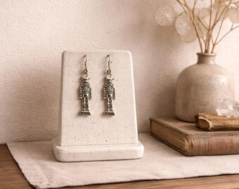 Mini pendientes de Cascanueces – Joyería navideña hecha a mano – Accesorios para fiestas navideñas