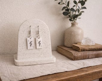 Pendientes de naipes pequeños: joyería colgante hecha a mano, regalo para gamers, accesorio original y divertido.