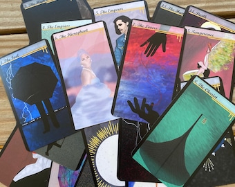 Puede incluir: Un primer plano de un conjunto de cartas del tarot sobre una superficie de madera. Las cartas están dispuestas en semicírculo, con la carta superior siendo "El Mago". Las cartas están ilustradas con varias imágenes, incluyendo una persona con una varita, una mano sosteniendo una cuerda roja y un barco navegando en el agua.