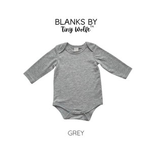 K&ouml;nnte beinhalten: Ein grauer Baby-Body mit langen &Auml;rmeln und Rundhalsausschnitt. Der Body ist von Blanks by Tiny Wolfe.