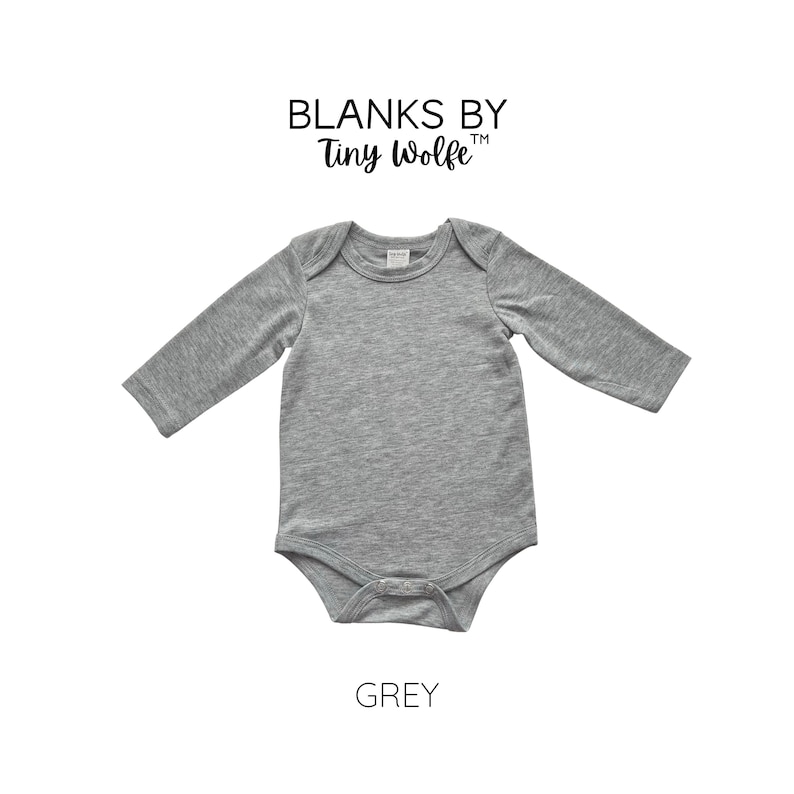 K&ouml;nnte beinhalten: Ein grauer Baby-Body mit langen &Auml;rmeln und Rundhalsausschnitt. Der Body ist von Blanks by Tiny Wolfe.