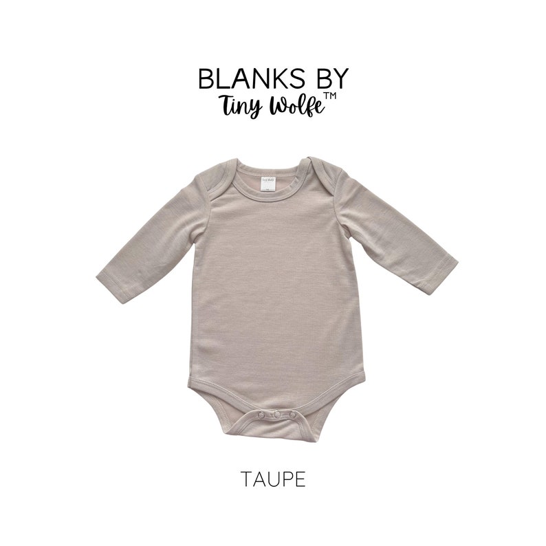 K&ouml;nnte beinhalten: Ein lang&auml;rmliger, taupefarbener Baby-Body mit Rundhalsausschnitt und Druckkn&ouml;pfen. Der Body ist von Blanks by Tiny Wolfe.