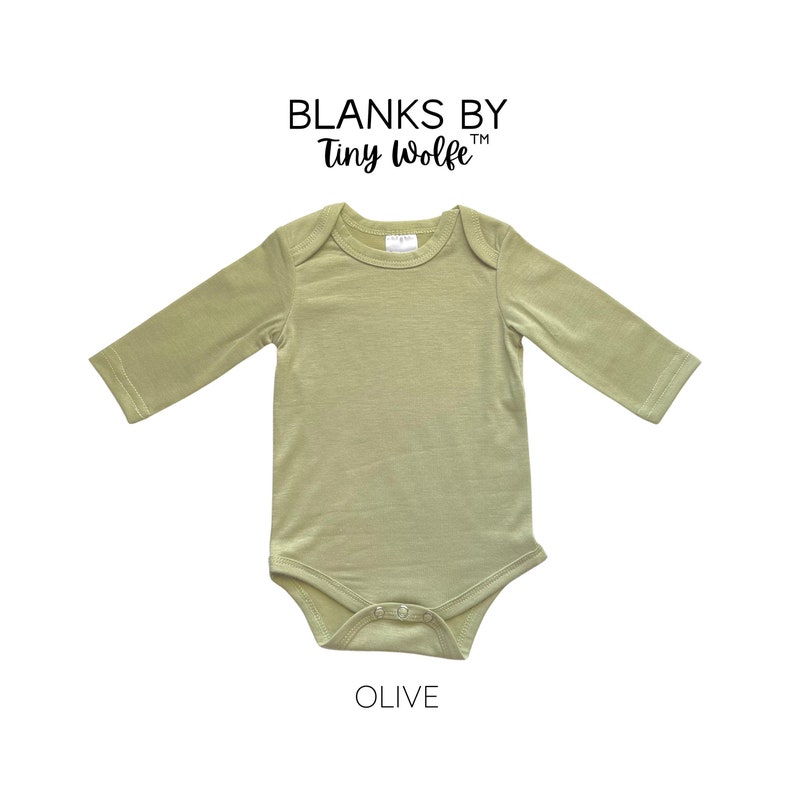 K&ouml;nnte beinhalten: Ein lang&auml;rmliger Baby-Body in hellgr&uuml;n, beschriftet mit "Olive". Der Body ist von Blanks by Tiny Wolfe.