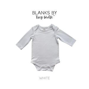K&ouml;nnte beinhalten: Wei&szlig;er Baby-Body mit langen &Auml;rmeln, Rundhalsausschnitt und Druckkn&ouml;pfen. Blanks by Tiny Wolfe.