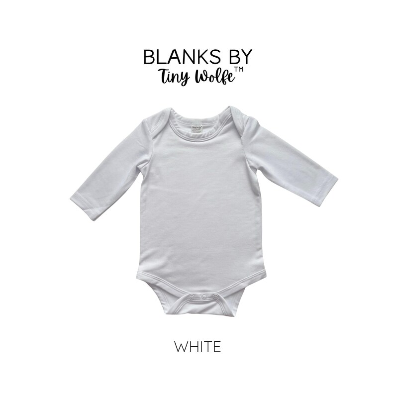 K&ouml;nnte beinhalten: Wei&szlig;er Baby-Body mit langen &Auml;rmeln, Rundhalsausschnitt und Druckkn&ouml;pfen. Blanks by Tiny Wolfe.