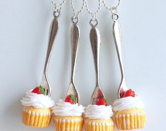 Collier cupcake chantilly fraise en fimo, chaine en métal argenté, miniature fait main en argile polymère