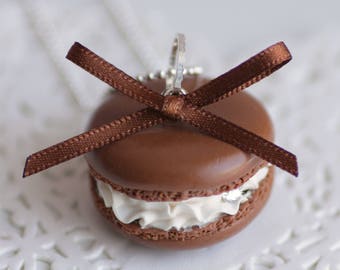 Collier Macaron chocolat chantilly en fimo, fait main en argile polymère