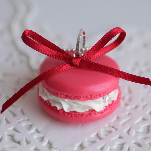 Collier Macaron Framboise chantilly en fimo, fait main en argile polymère