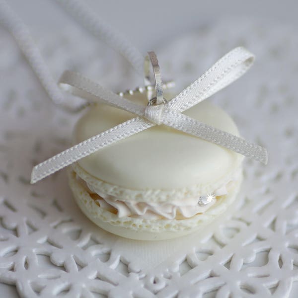 Collier Macaron vanille chantilly en fimo, fait main en argile polymère