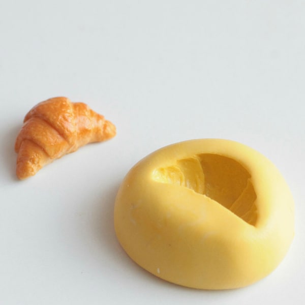 Moule silicone Croissant réaliste pour fimo, résine, airclay, miniature