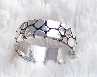 Evoke the Magic of Dragons with our Silver 925 Scale Ring: A Symbol of Mythical Power!