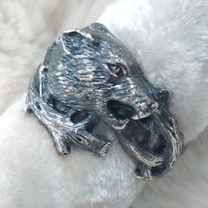 Celebrate Your Love for Wolves with our Silver 925 Wolf Ring - Ideal for Animal Lovers. A Symbol of the Wild!