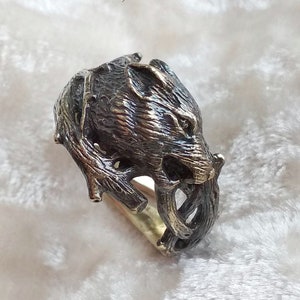 Viking Wolf Ring in Bronze: A Powerful Accessory for Wolf Enthusiasts. Wear the Strength and Grace of the Wolf