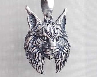 Roaming Grace: Lynx Necklace - Delicate Animal Symbol Pendant for Nature Lovers and Wildlife Enthusiasts!
