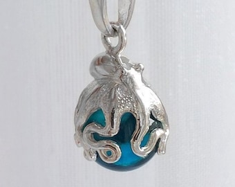 Octopus Charm.Octopus pendant.Octopus Necklace.Ocean Lover.Octopus pendant.Octopus silver pendant.Marine Wildlife.Beach Jewelry.Sea Jewelry