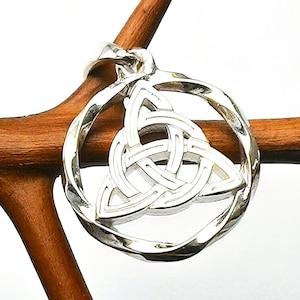 Intrincado colgante Trinity de plata 925 - Símbolo de la armonía trina. Exquisito colgante de nudo de Trinidad de dos caras, símbolo de unidad. Encanto Triquetra
