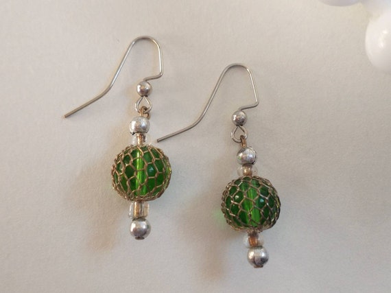 Details about   VINTAGE LITE GREEN SEE THRU RIDGED LEAF SHAPE BEAD EARRINGS NEW WIRES 