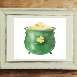 Puede incluir: Una olla verde llena de monedas de oro, con un trébol de tres hojas en el lateral, en un marco blanco.