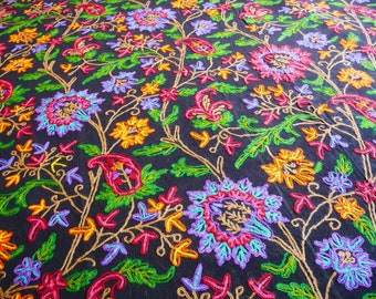 Indische bestickte Decke, Kashmiri Crewell Bettüberwurf, von Hand bestickt, Blumenmuster, boho, ethno, bunt, Doppelbett, Indien Decke