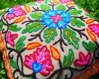 Handgeborduurde decoratieve kussenset 2 kussens uit Kashmir, India | kleurrijke kussensloop geborduurd met bloemen, handgemaakt bohokussen, katoen