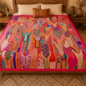 Peut inclure: Un couvre-lit rose vif présentant un motif patchwork composé de divers morceaux de tissu colorés avec des broderies et des motifs complexes. La courtepointe affiche une multitude de formes et de textures dans des tons de rouge, orange, jaune, vert et bleu.