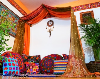 Baldachim na łóżko w stylu boho – baldachim na sari z ręcznie rzeźbionym orzechowym uchwytem ściennym – kącik do medytacji – zasłona na łóżko w stylu hippie sari