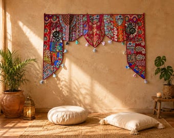 Indyjskie sari toran w stylu vintage: hippisowska dekoracja ścienna, baldachim nad łóżko, boho dekoracja drzwi i kolorowa dekoracja sypialni w indyjskim klimacie festiwalowym